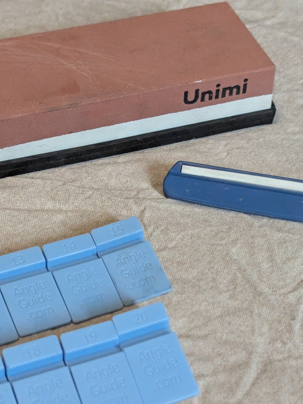 Unimi 600/1000 Grit Sharpening Stone with Angle Guides Non-slip Base